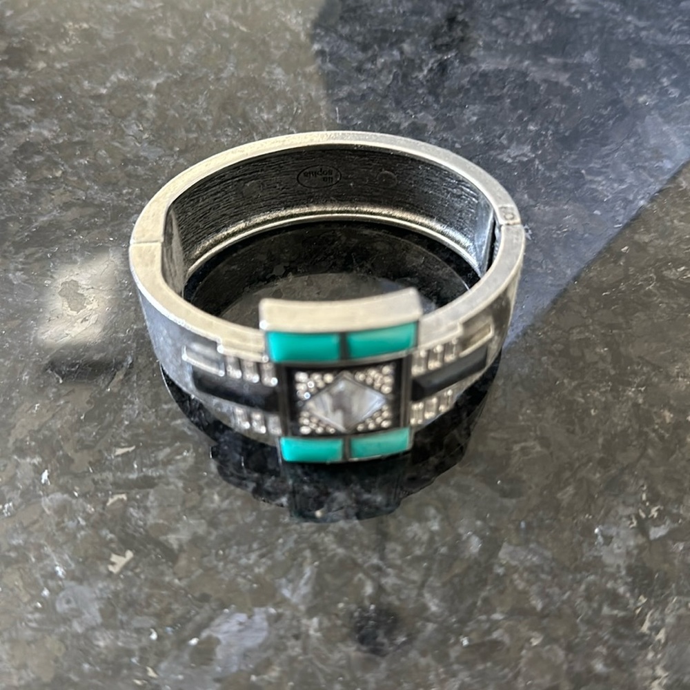Hinge cuff bracelet with magnetic closure and art deco detail